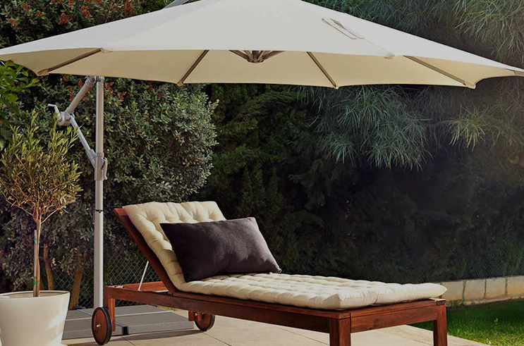 Bagaimana bahan payung teras mempengaruhi daya tahan dan perlindungan matahari?